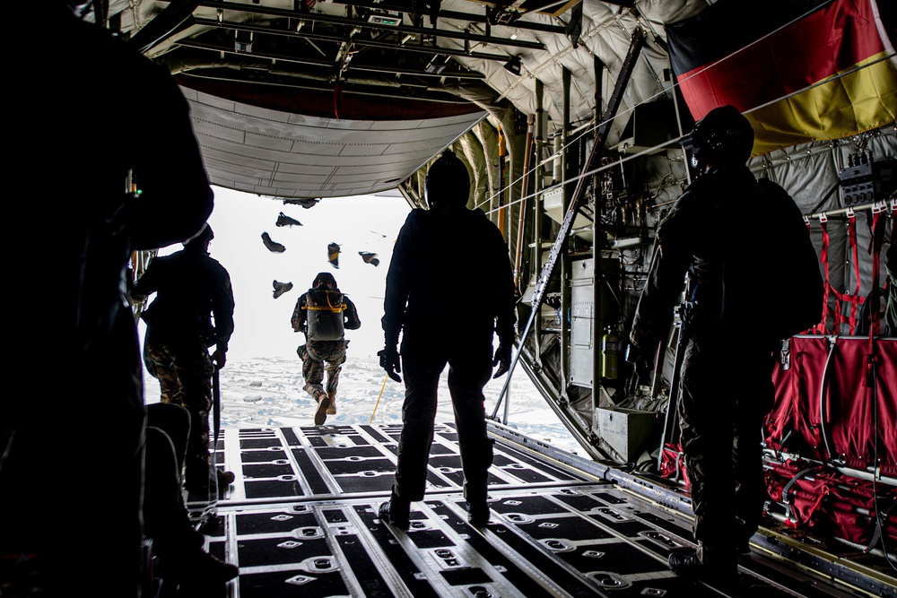 U.S., Spanish service members conduct jump training