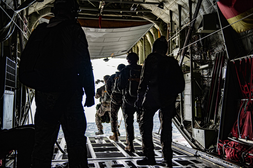 U.S., Spanish service members conduct jump training