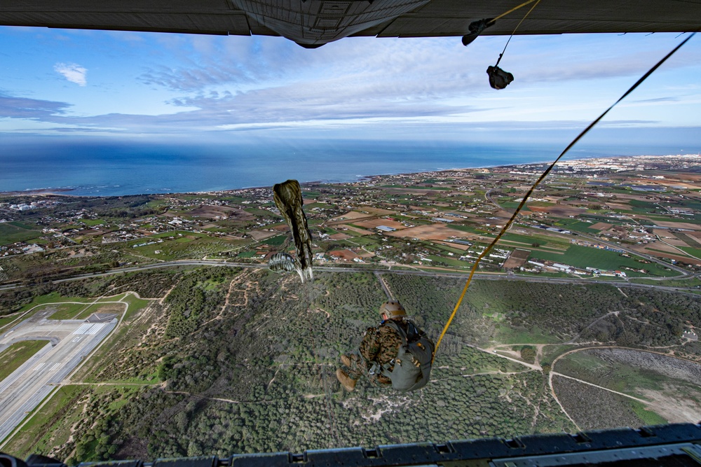 U.S., Spanish service members conduct jump training