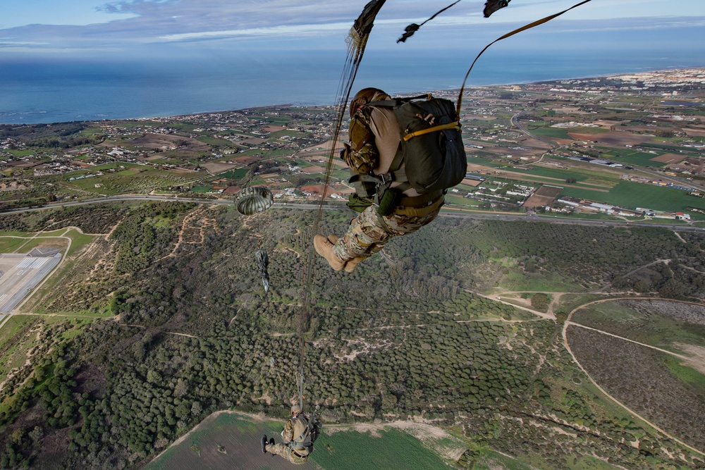 U.S., Spanish service members conduct jump training