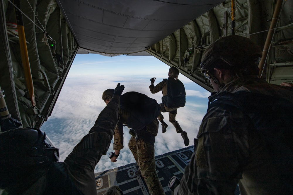 U.S., Spanish service members conduct jump training