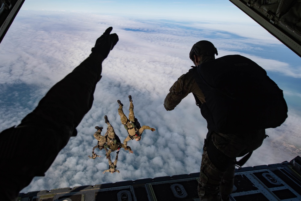 U.S., Spanish service members conduct jump training