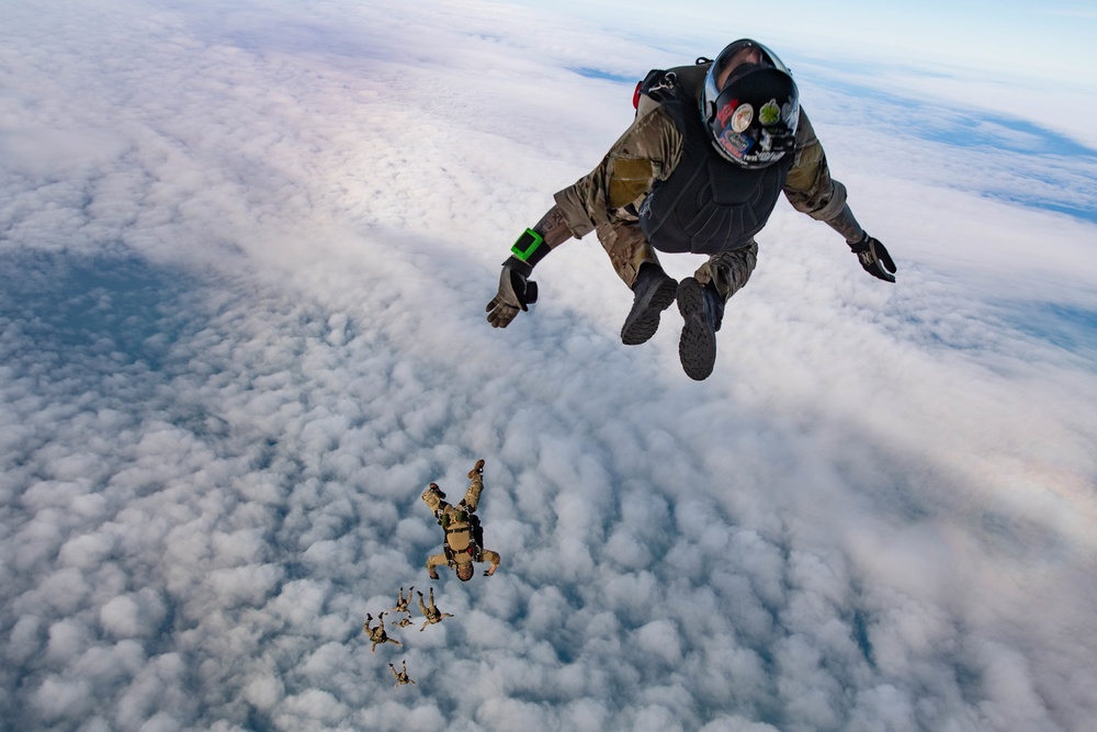 U.S., Spanish service members conduct jump training