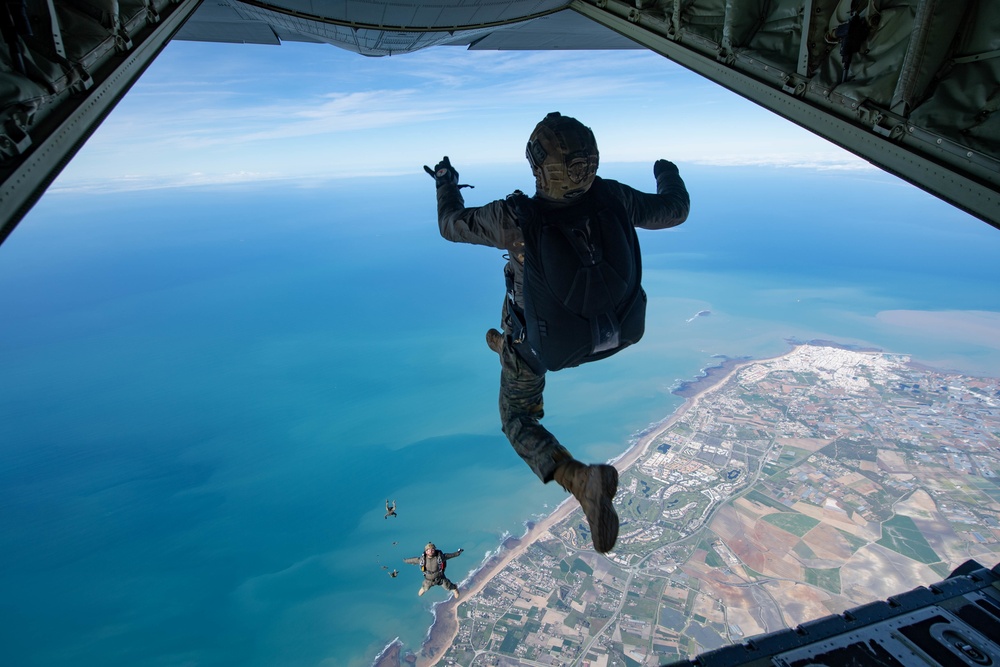 U.S., Spanish service members conduct jump training