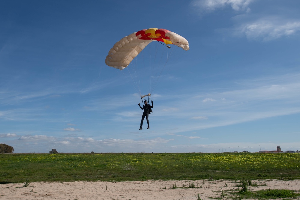 U.S., Spanish service members conduct jump training