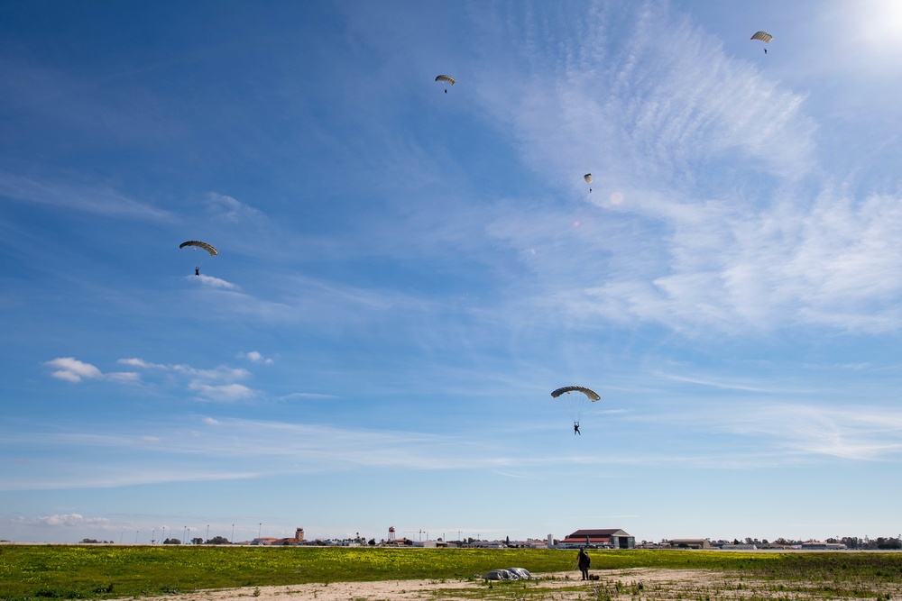 U.S., Spanish service members conduct jump training