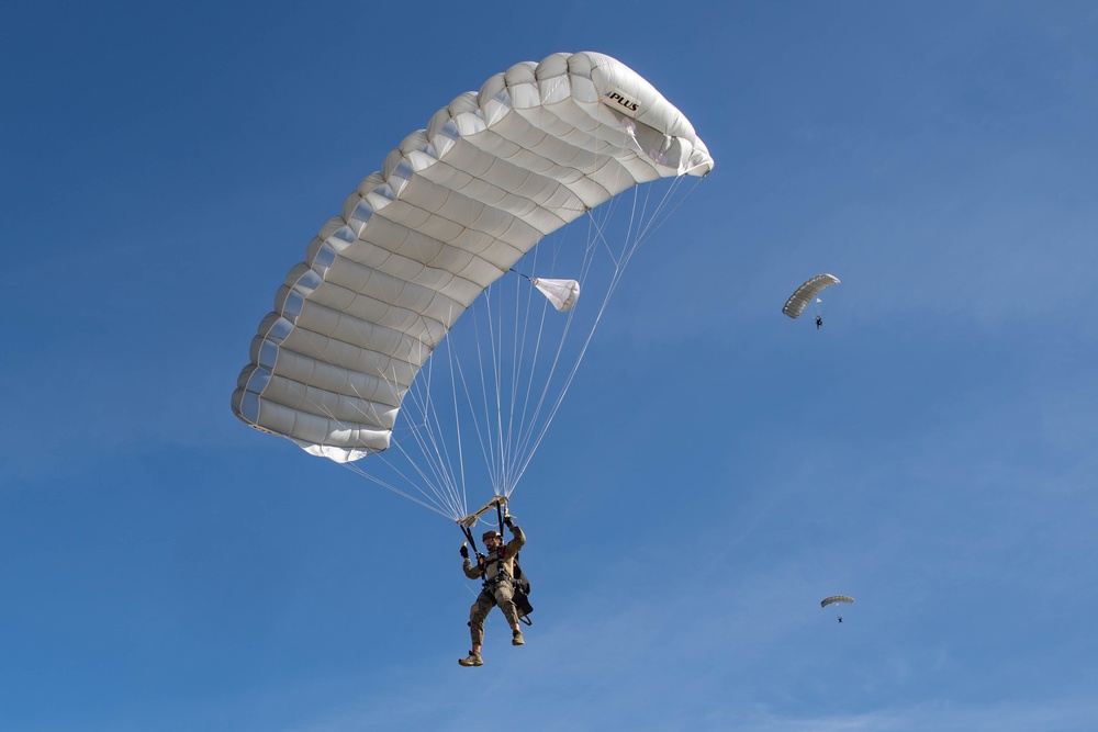 U.S., Spanish service members conduct jump training