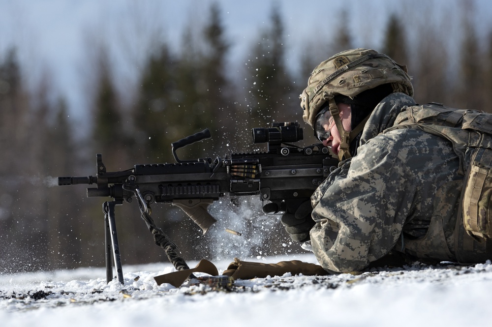 ‘3 Geronimo’ paratroopers qualify on M249 light machine guns at JBER