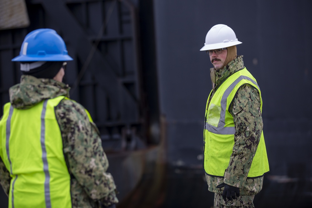 U.S. Navy Reserve Sailors from EPU 105 discuss watch standing procedures