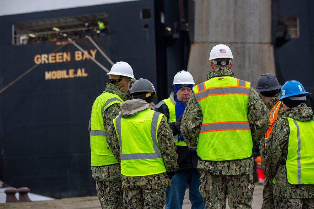 MSCEURAF Deputy Operations Officer provides training to U.S. Navy Reserve Sailors