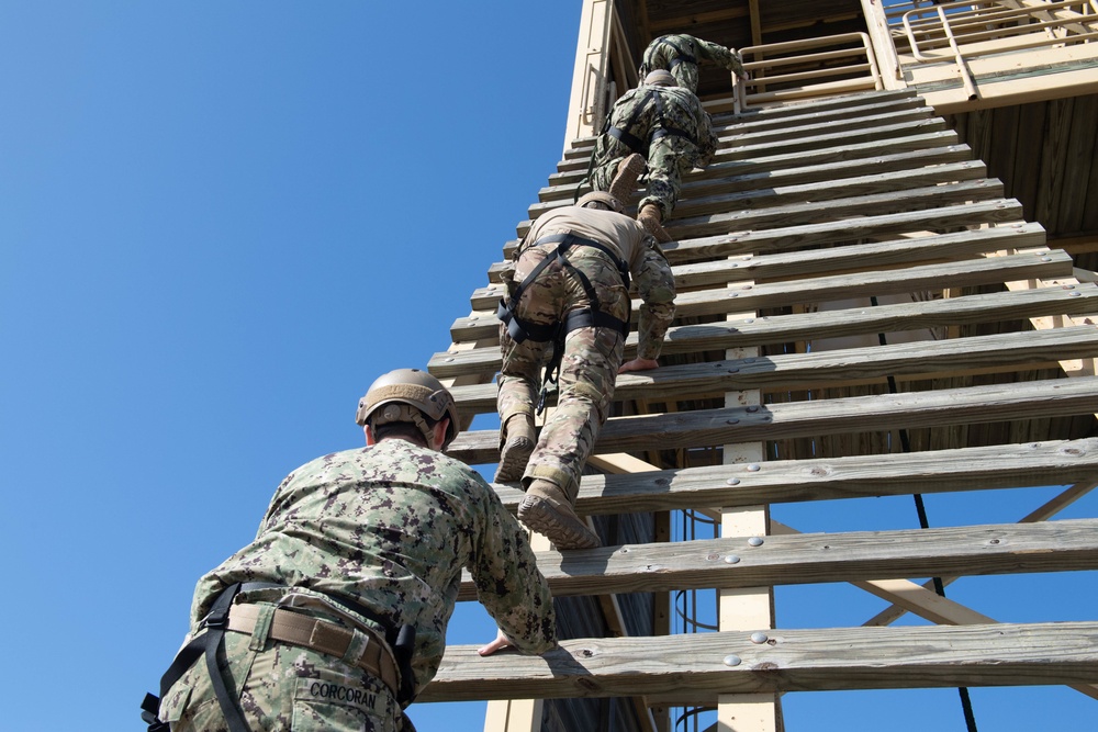 EODMU 8 conducts HRST cast master training.
