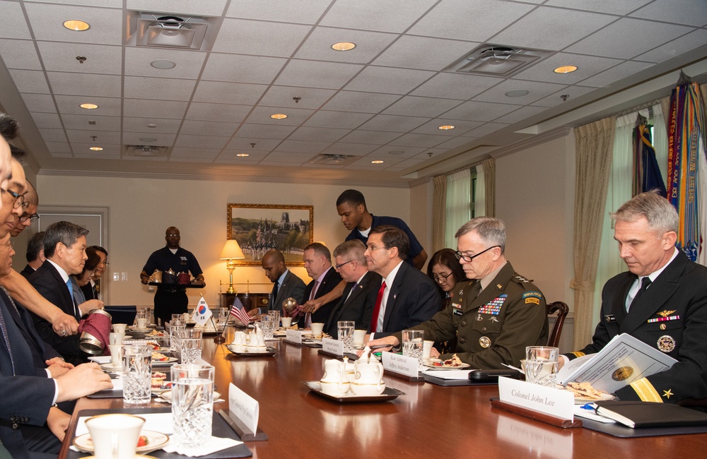 SecDef Meets with ROK Defense Minister Kyeong-doo at Pentagon