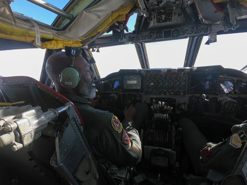 NBA HOF’er Karl Malone flies in a B-52