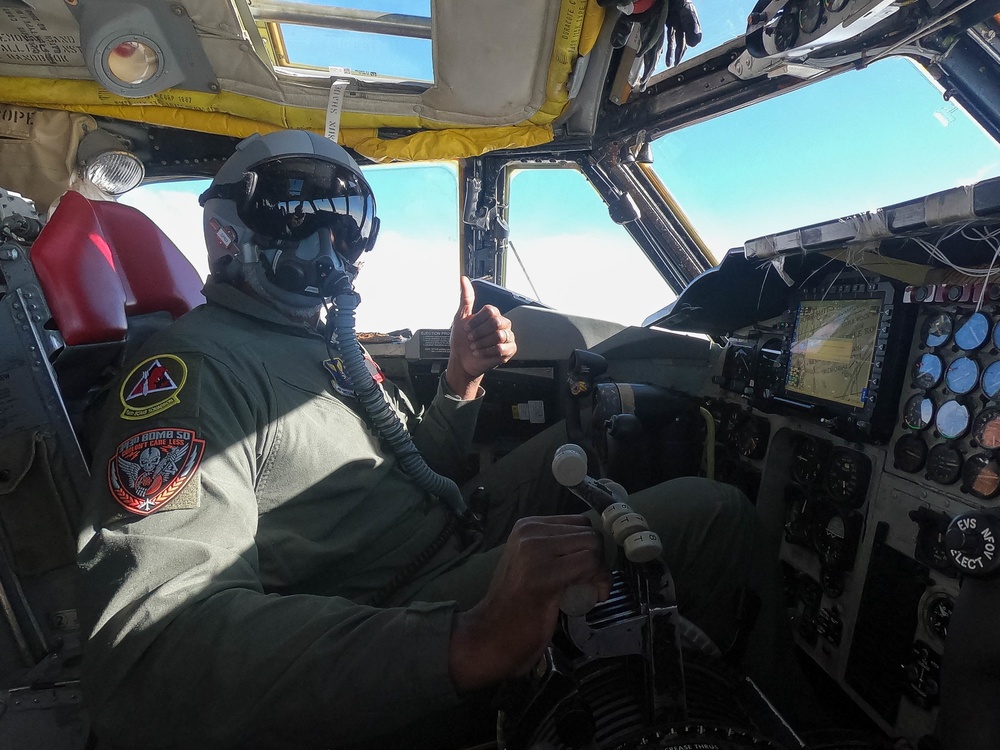 NBA HOF’er Karl Malone flies in a B-52