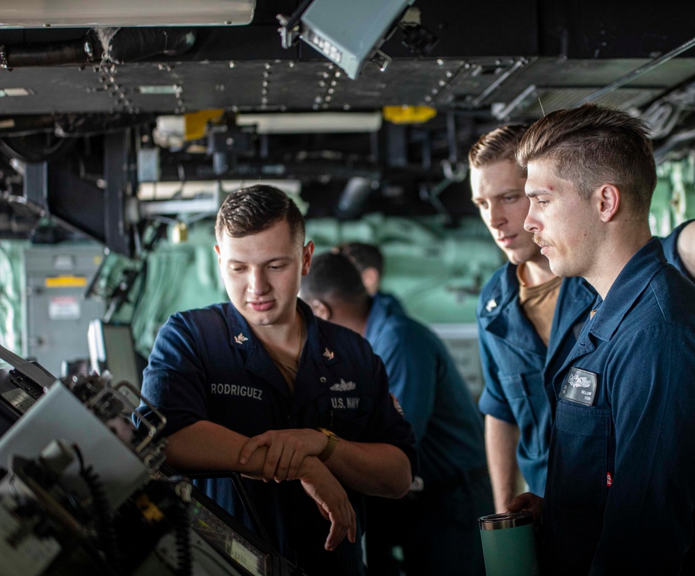 Sailors take part in RAS with RFA Wave Knight