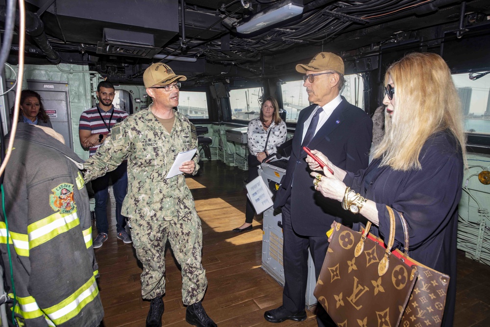 The Ambassador to UAE visits the USS New York