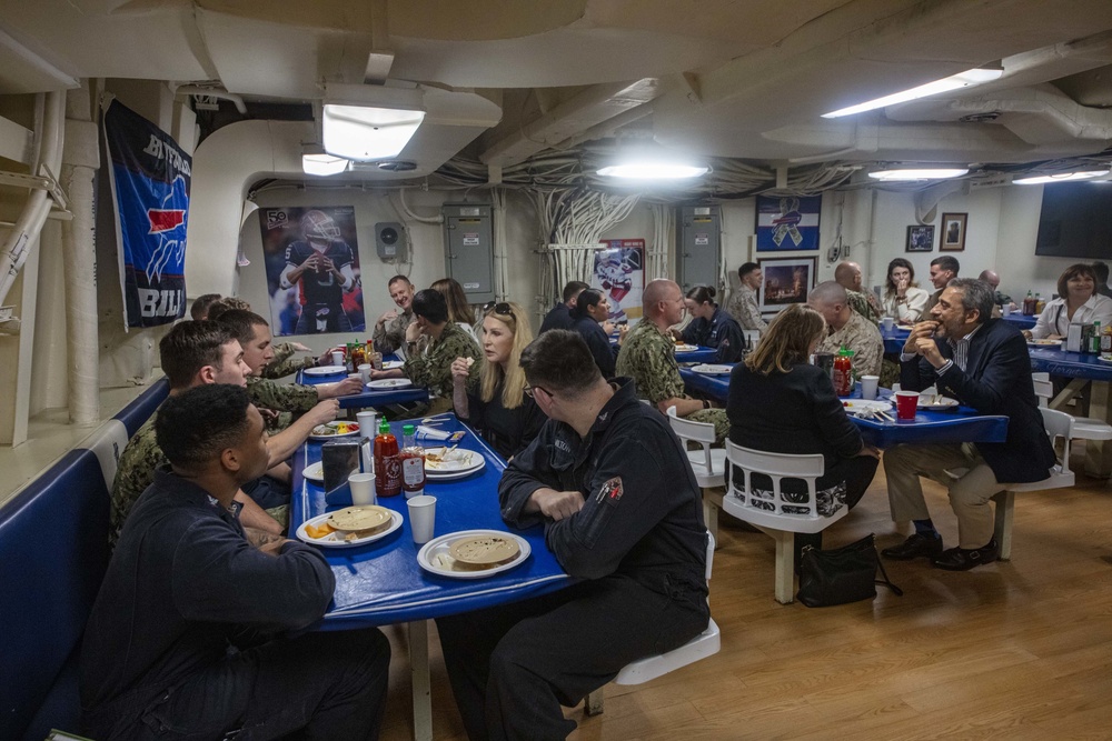 The Ambassador to UAE visits the USS New York