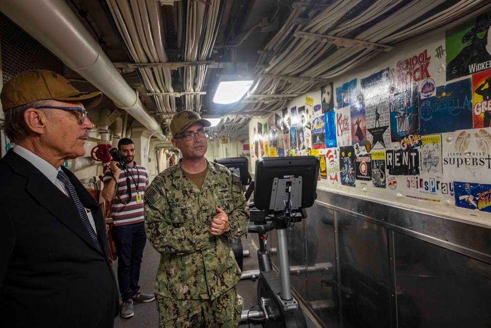 The Ambassador to UAE visits the USS New York