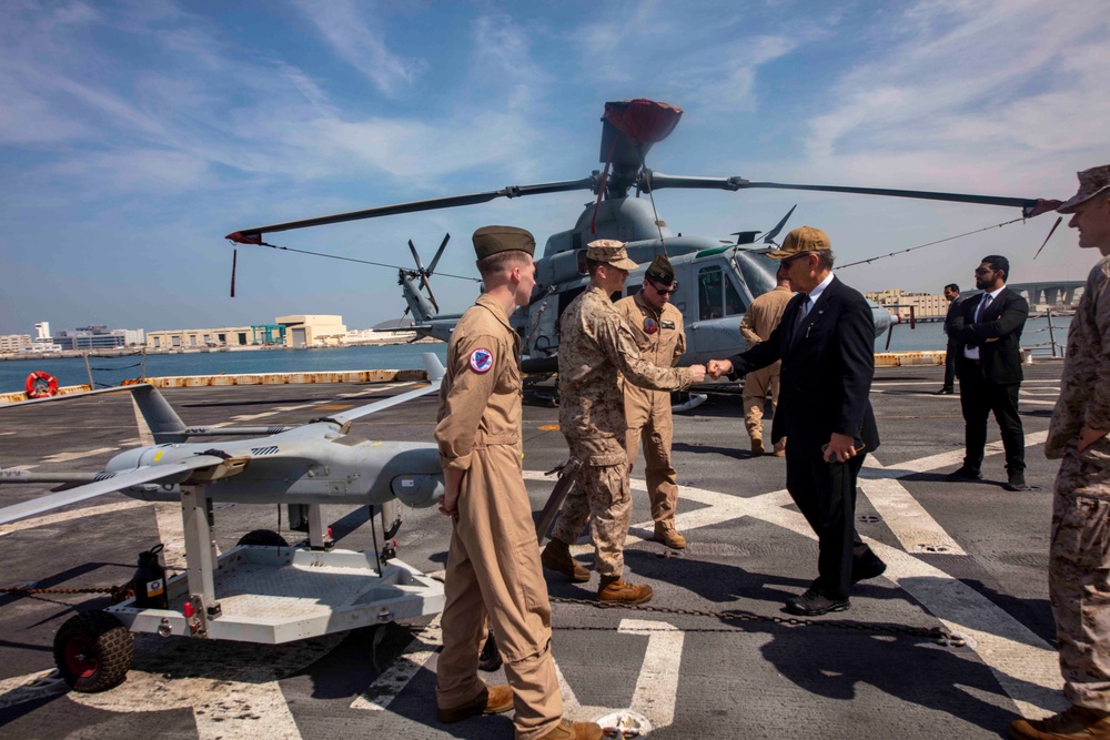 The Ambassador to UAE visits the USS New York