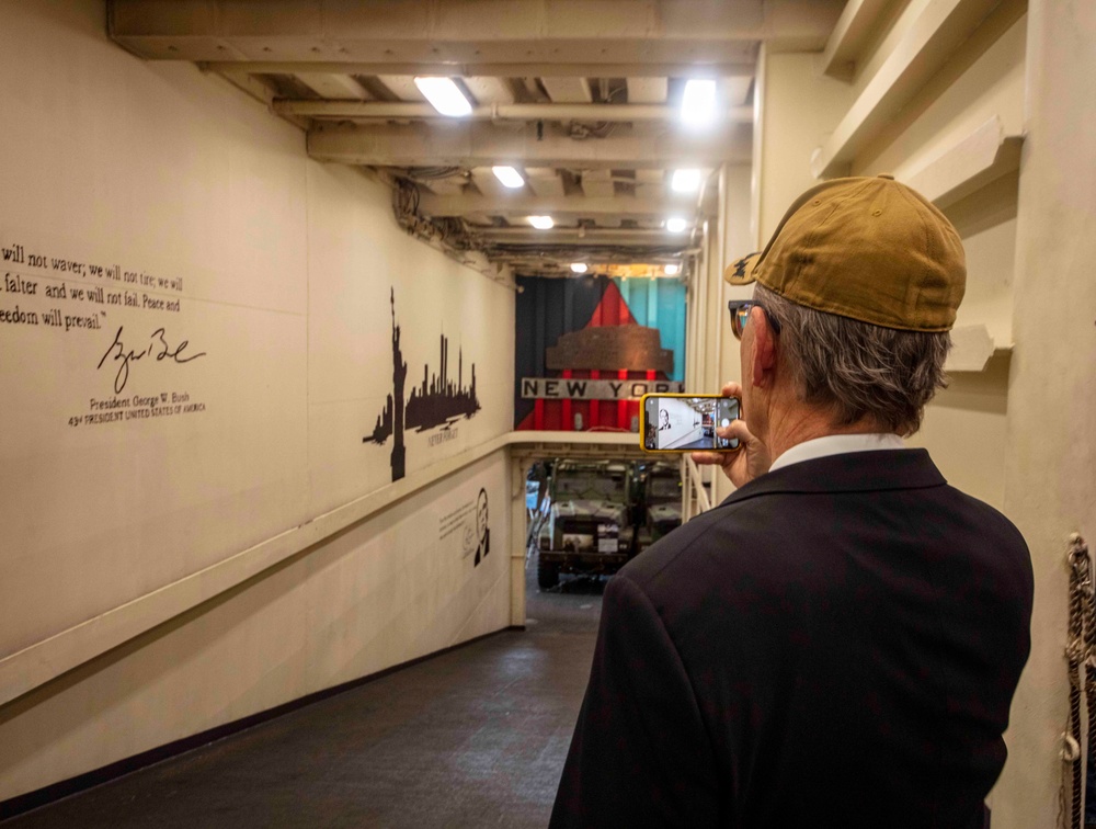 The Ambassador to UAE visits the USS New York