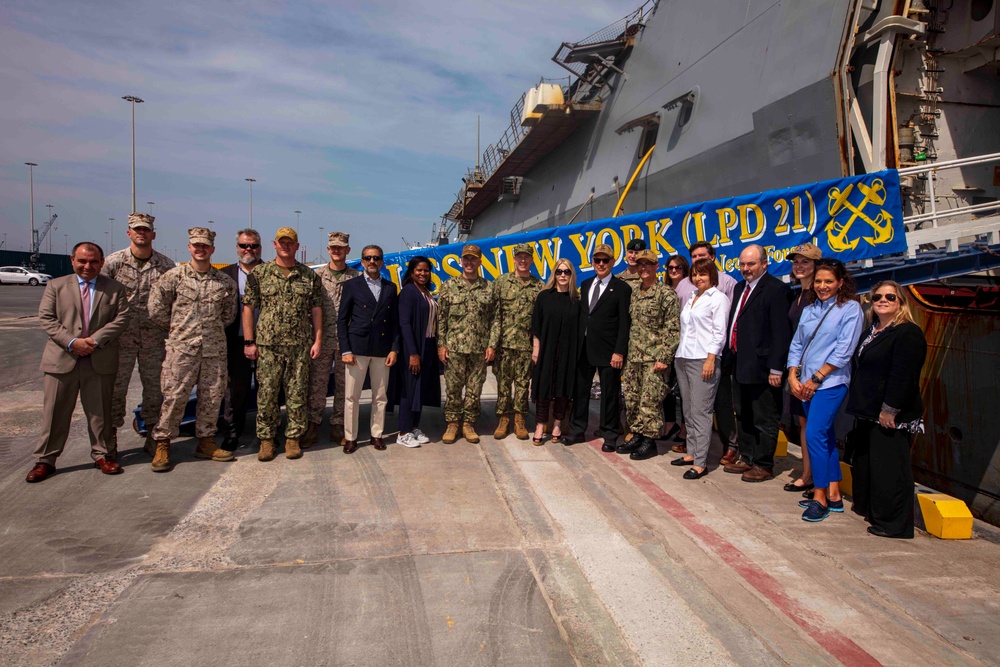 The Ambassador to UAE visits the USS New York