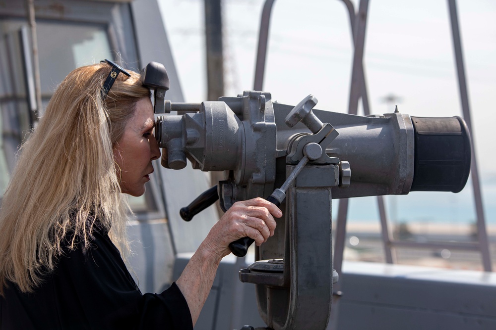 The Ambassador to UAE visits the USS New York