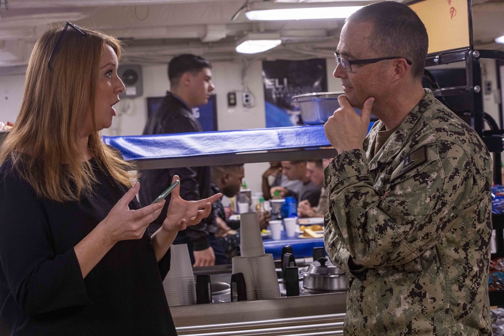 The Ambassador to UAE visits the USS New York