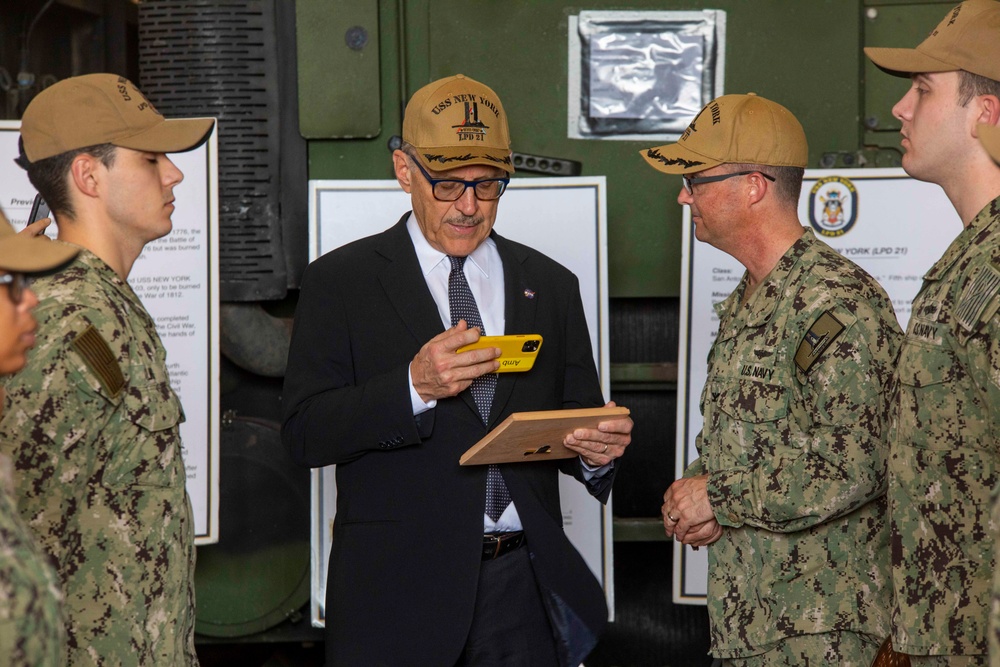 The Ambassador to UAE visits the USS New York