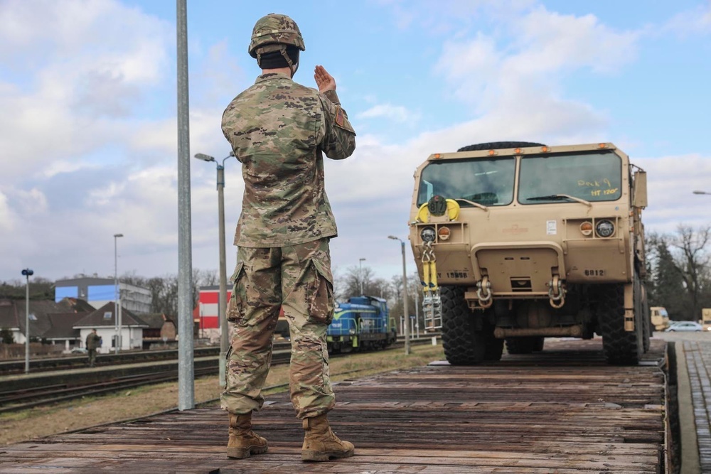 15th BSB loads vehicles at Skwierzyna railhead