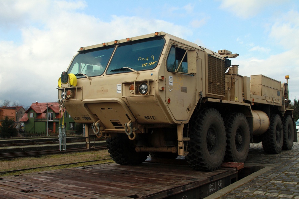 15th BSB loads vehicles at Skwierzyna railhead