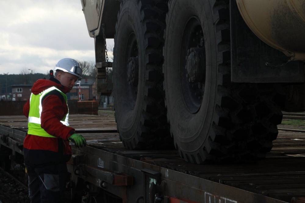 15th BSB loads vehicles at Skwierzyna railhead