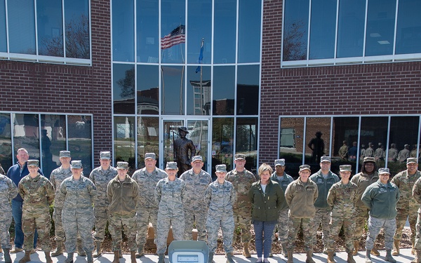 Personnel systems managers held familiarization course