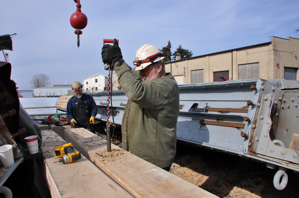 Black Rock Lock Gate Repairs-Installing miter timbers