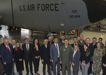 Kosovo delegates visit 185th