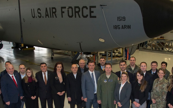 Kosovo delegates visit 185th