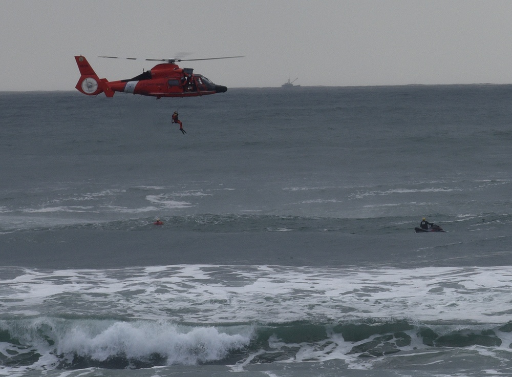 Coast Guard deploys rescue swimmer into surf