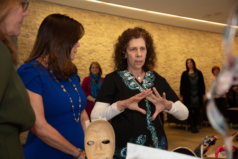Second Lady discusses art therapy at Fort Campbell