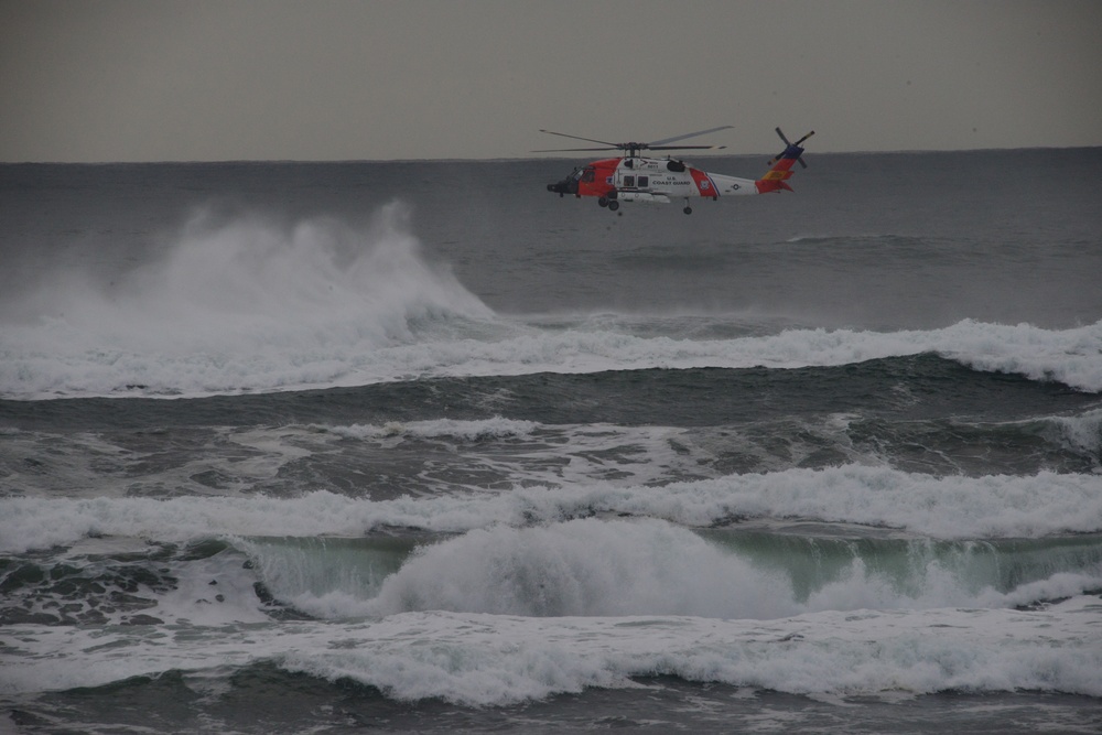 Coast Guard trains for severe conditions during Advanced Helicopter Rescue School