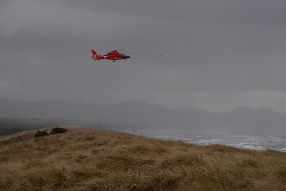 Coast Guard trains for severe conditions during Advanced Helicopter Rescue School