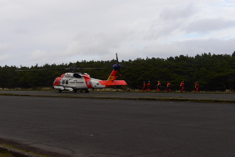 Coast Guard trains for severe conditions during Advanced Helicopter Rescue School