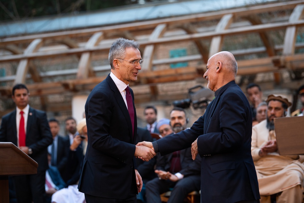 SecGen Stoltenber Shakes Hands with President Ghani at U.S.-Afghanistan Joint Declaration Announcement