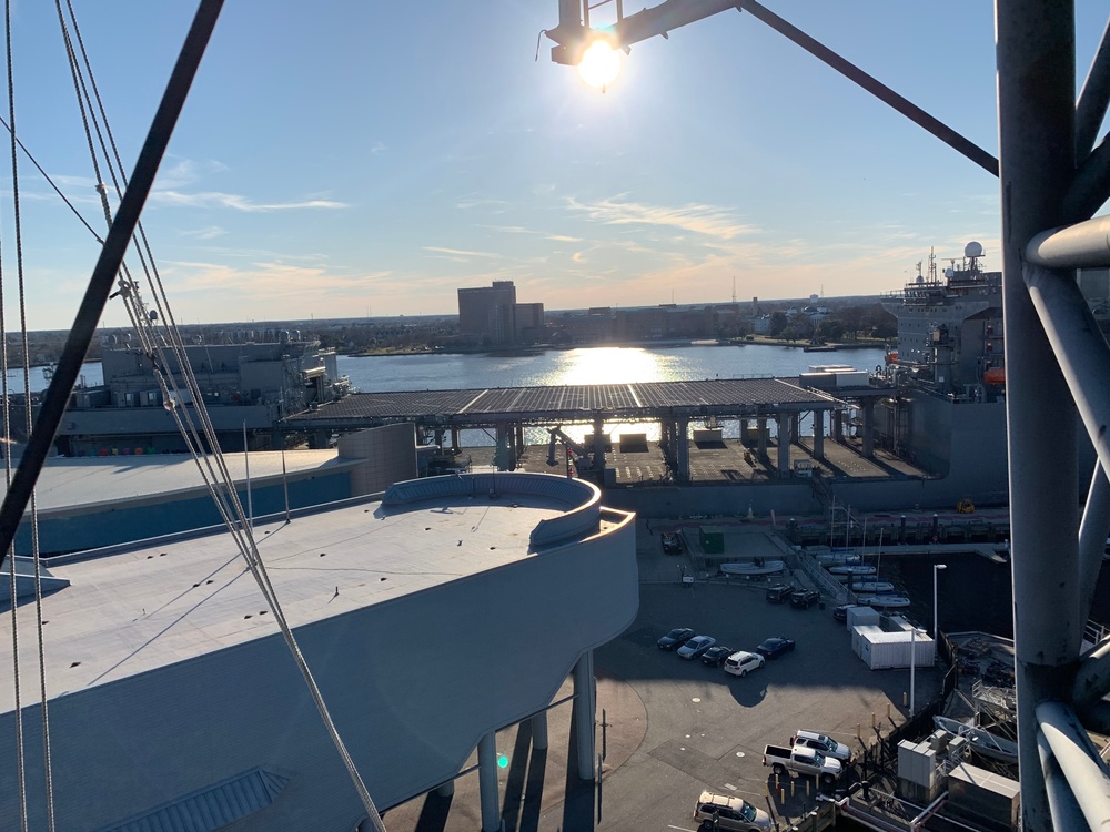 USNS Hershel &quot;Woody&quot; Williams (T-ESB-4) docked behind Naval Museum