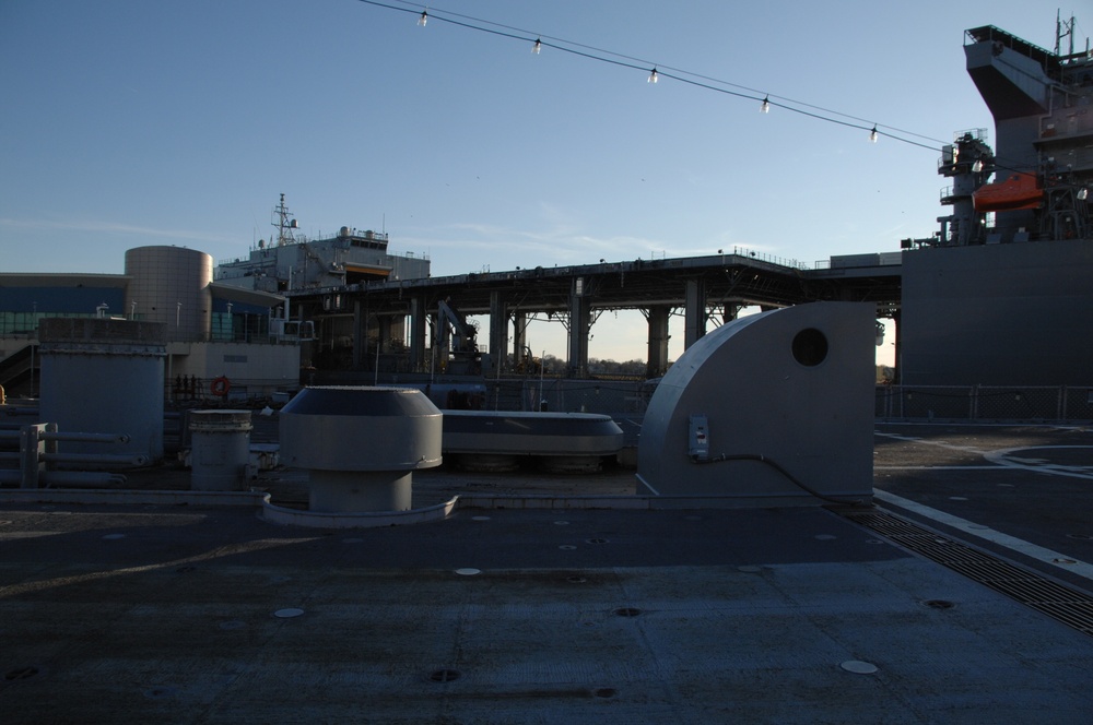 USNS Hershel &quot;Woody&quot; Williams (T-ESB-4) behind Naval Museum