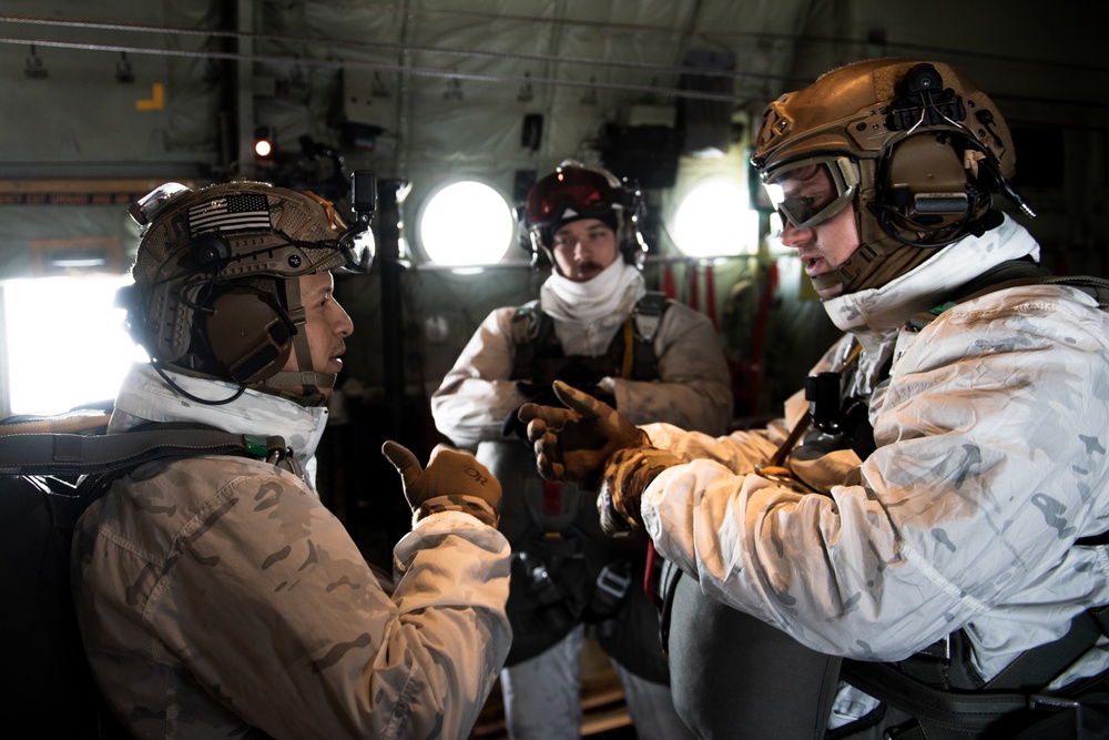 U.S. TACPs, U.K. Commandos jump into the void