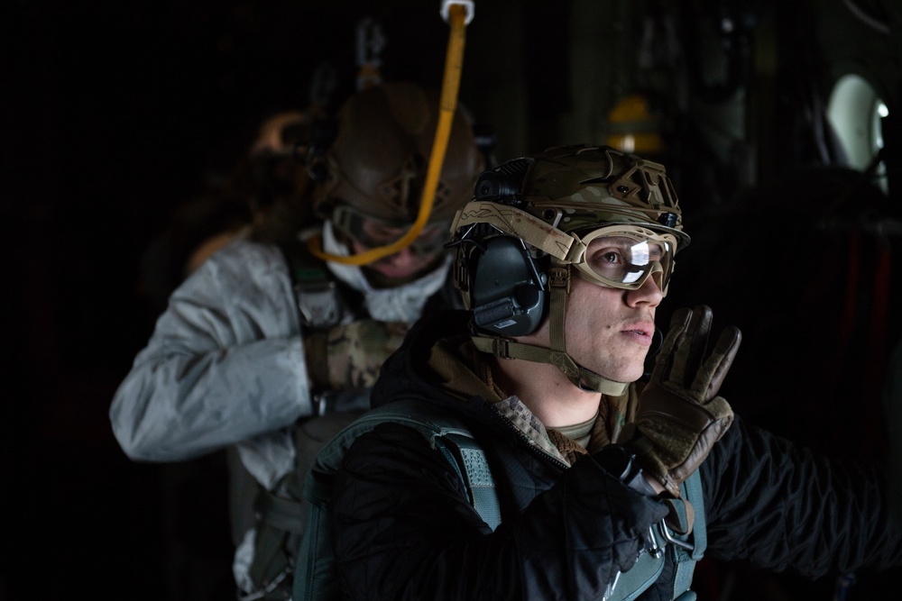 U.S. TACPs, U.K. Commandos jump into the void