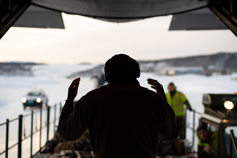 U.S. TACPs, U.K. Commandos jump into the void