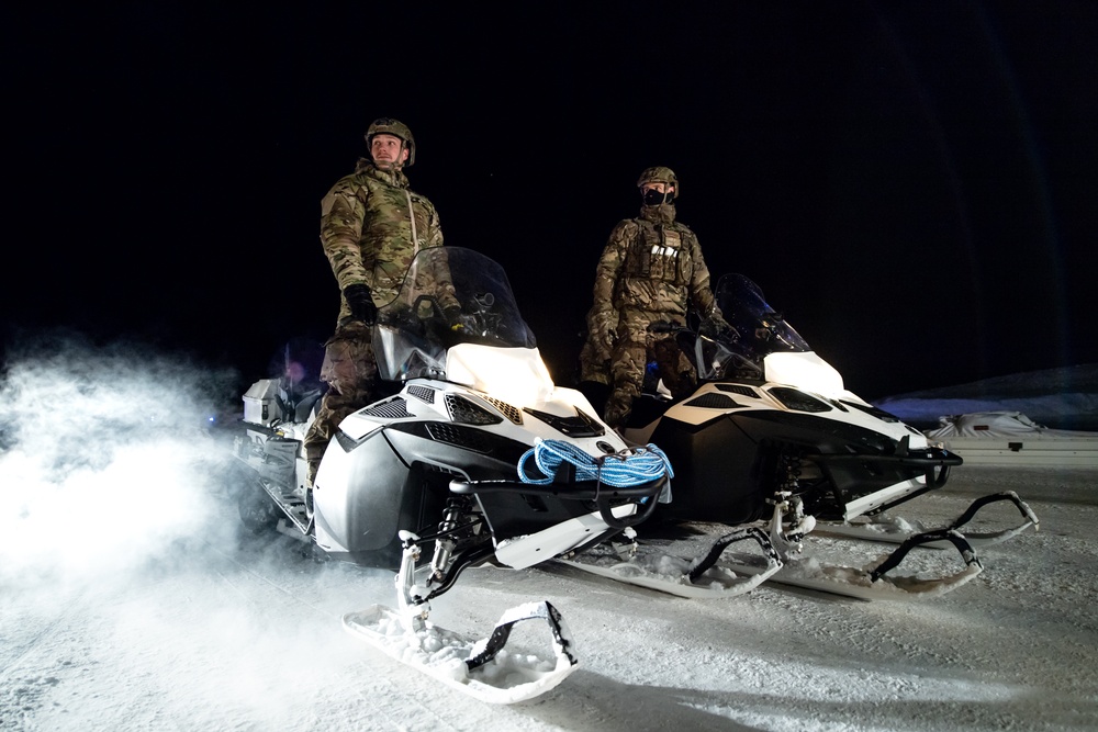 U.S. TACPs, U.K. Commandos jump into the void