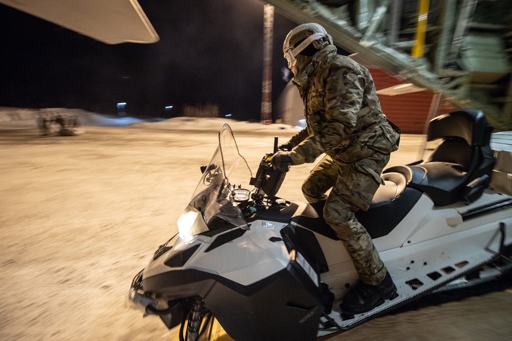 U.S. TACPs, U.K. Commandos jump into the void