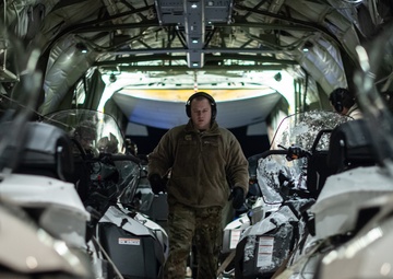 U.S. TACPs, U.K. Commandos jump into the void