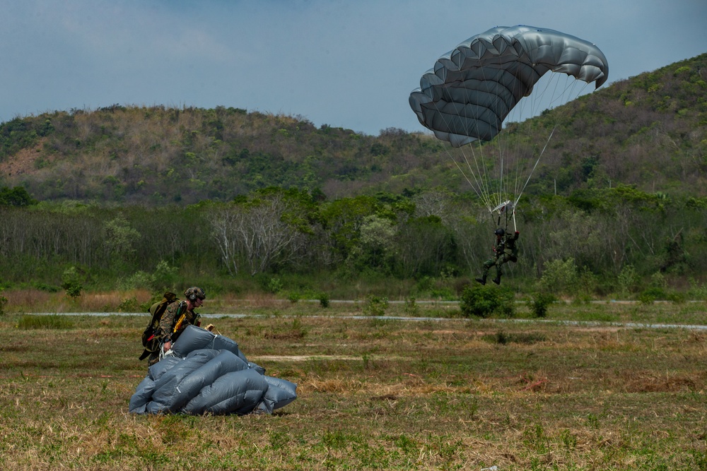 Cobra Gold 20: 31st MEU MRF jumps onto Hat Yao